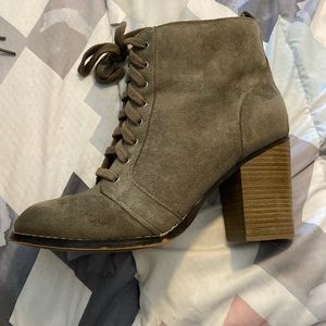 Army green heeled boot’s hardly worn size 9
